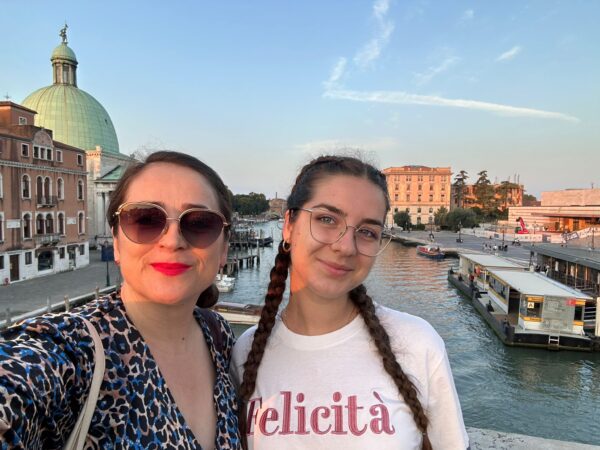 Andreea Gaure si Silvia Nichita pe unul dintre podurile istorice ale Veneziei