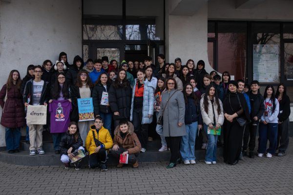 Fotografia cu tinerii participanți la atelierul de scriere cretivă organizat de voluntarii c@rte în sate